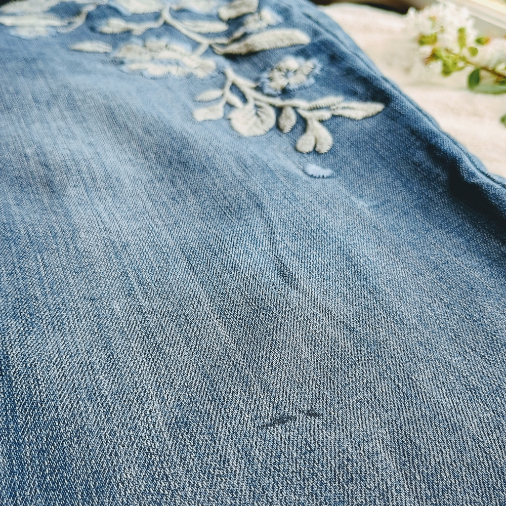 Simply Vera, Vera Wang mid-rise Capri jeans w floral embroidered embellishments - Picture 7 of 9